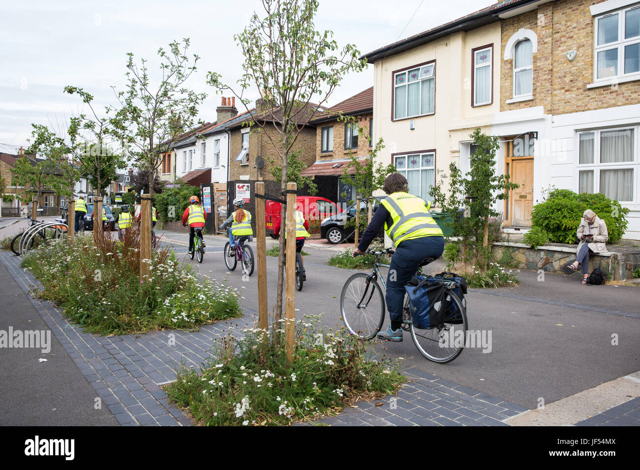 Londra, Regno Unito. Il 29 giugno, 2017. I ciclisti passano attraverso un tappo di chiusura in Grove Road installato insieme al London Borough of Waltham Forest Mini-Holland del regime e godere di Waltham Forest programma. Credito: Mark Kerrison/Alamy Live News Foto Stock