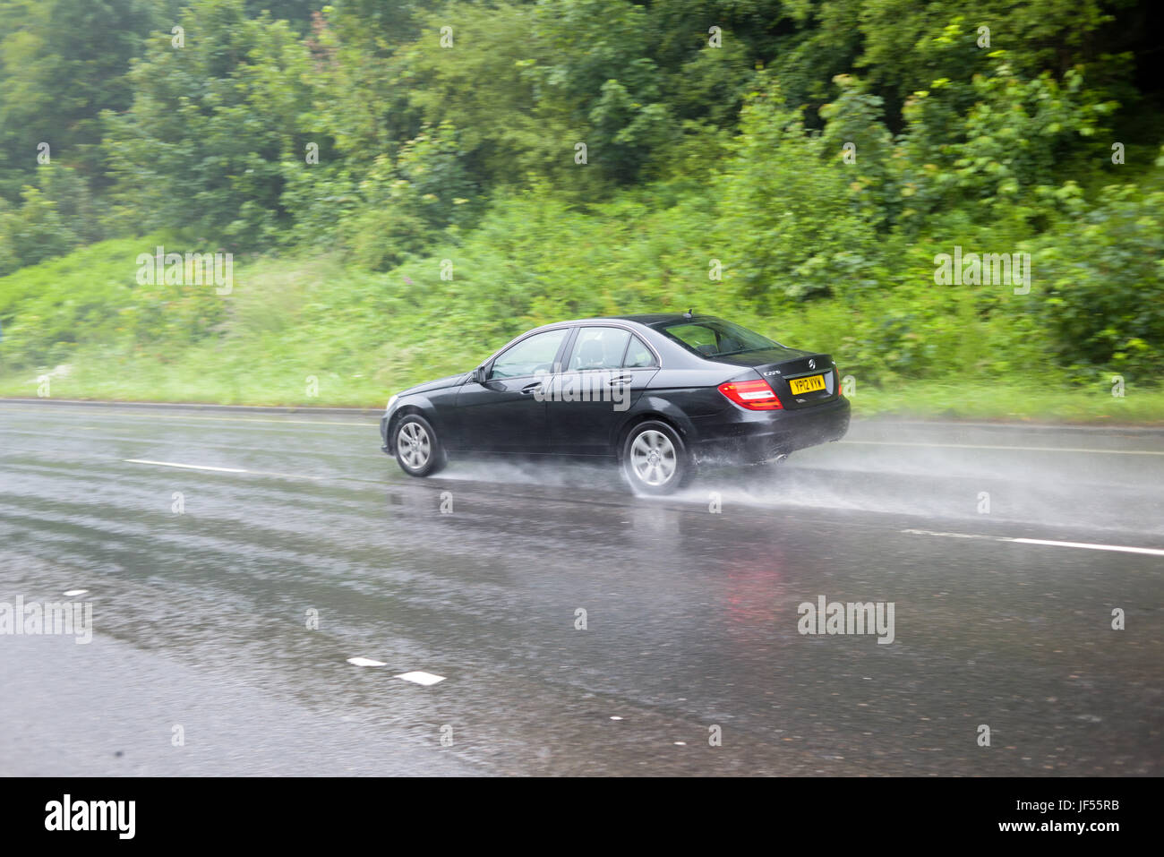 Hucknall, Nottinghamshire, Regno Unito. Il 29 giugno 2017. Heavy Rain continua a versare in giù per quasi 48 ore la creazione di scarse condizioni di guida. Credito: Ian Francesco/Alamy Live News Foto Stock