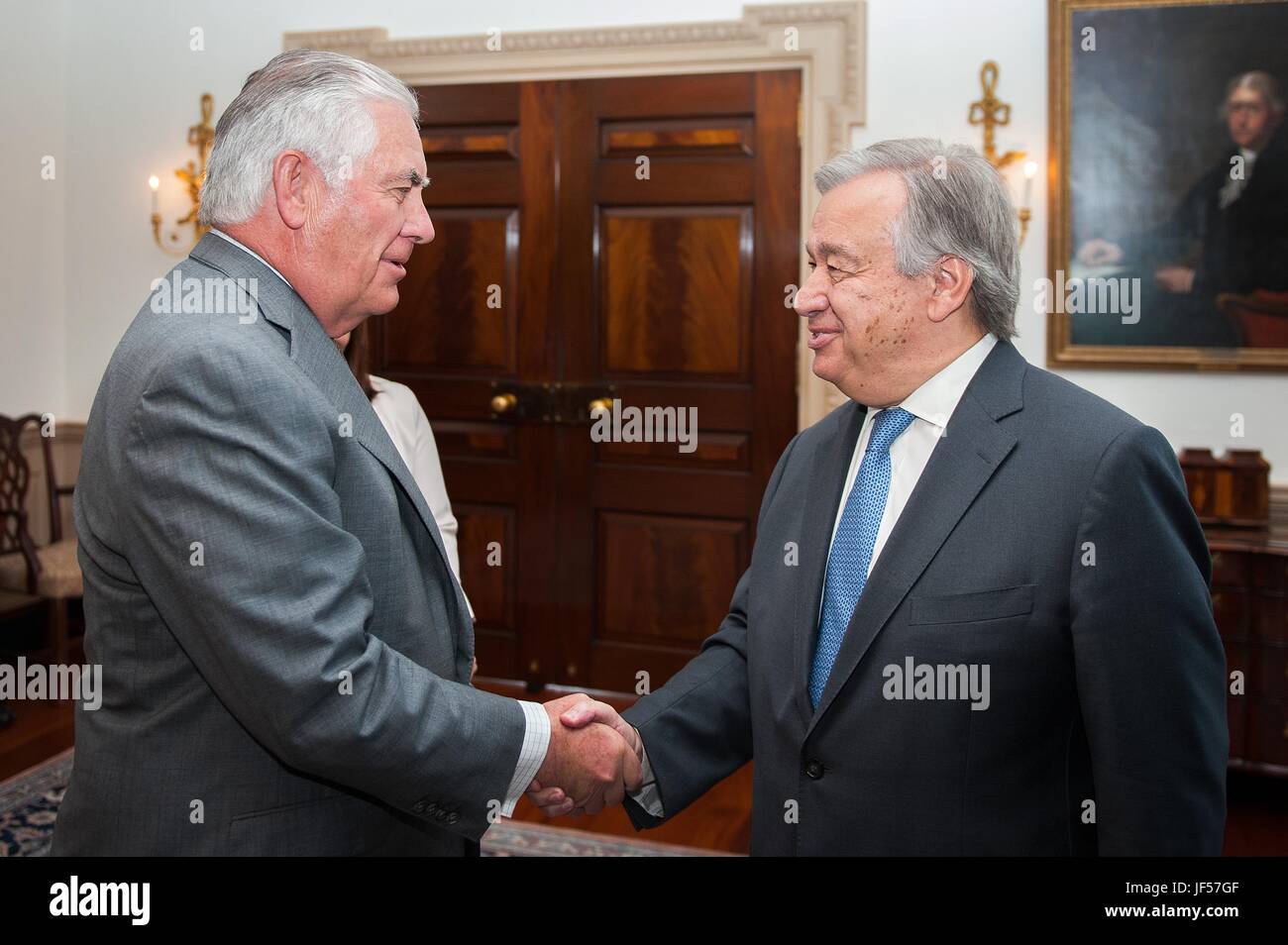 Stati Uniti Il segretario di Stato Rex Tillerson accoglie U.N. Segretario Generale António Manuel de Oliveira Guterres prima di iniziare una riunione bilaterale Giugno 28, 2017 a Washington D.C. Foto Stock