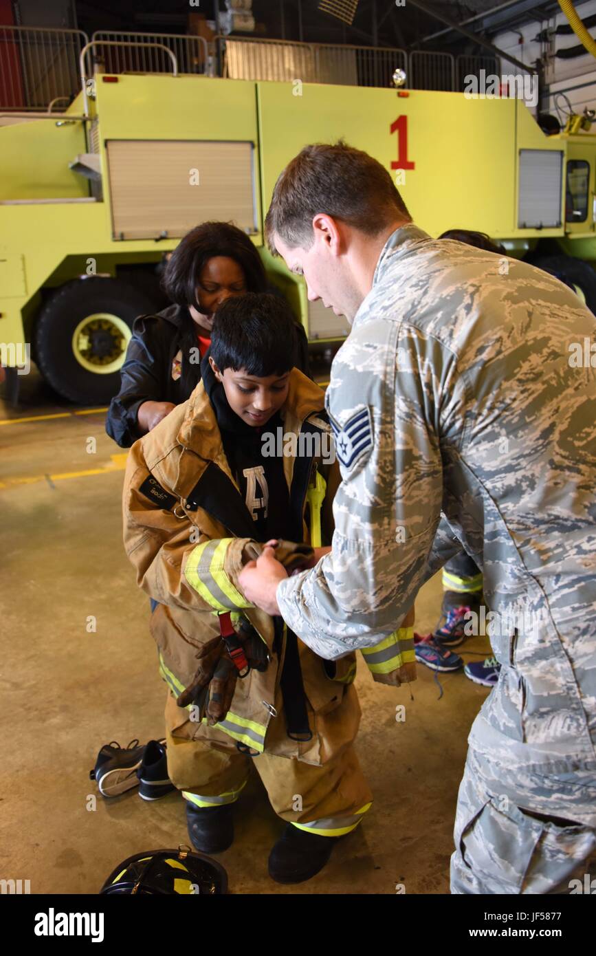 Nuovo Castello Air National Guard BASE, Del.- Gli studenti hanno avuto la possibilità di indossare fireteam attrezzature di sicurezza durante una visita di base. Thurgood Marshall studenti elementari hanno visitato il Delaware Air National Guard il 25 maggio 2017. Circa 28 studenti hanno visitato la base come parte del Thurgood Marshall, il quarto grado classe celebrazione della Settimana eroe. Lt. Col. Bradley Sams del 166Airlift Wing ha ospitato l'evento per gli studenti di Kristin Tuthill della quarta classe di qualità. Gli studenti hanno avuto la possibilità di incontrare i membri della 166Airlift Wing Fireteam ed esplosivo ordinanza Team al firehouse, un Foto Stock