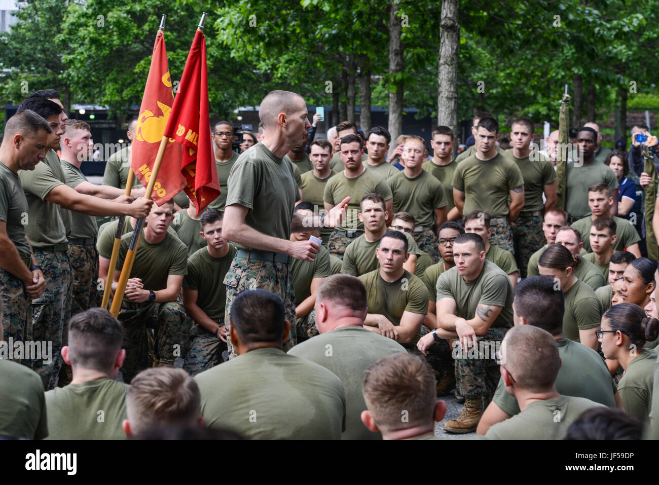 Il colonnello Matteo Reuter, il comandante per scopi speciali Air-Ground Marine Task Force New York, parla di Marines, marinai e guardie costa circa l importanza del servizio, e di sacrificio, 28 maggio 2017, presso il 9/11 Memorial Plaza di New York. Marines, marinai e la costa guardie hanno partecipato nel 2017 Libertà Esegui per onorare la perdita di vite umane in 9/11 di attacchi terroristici. (U.S. Marine Corps photo by Lance Cpl. Troy Saunders) Foto Stock