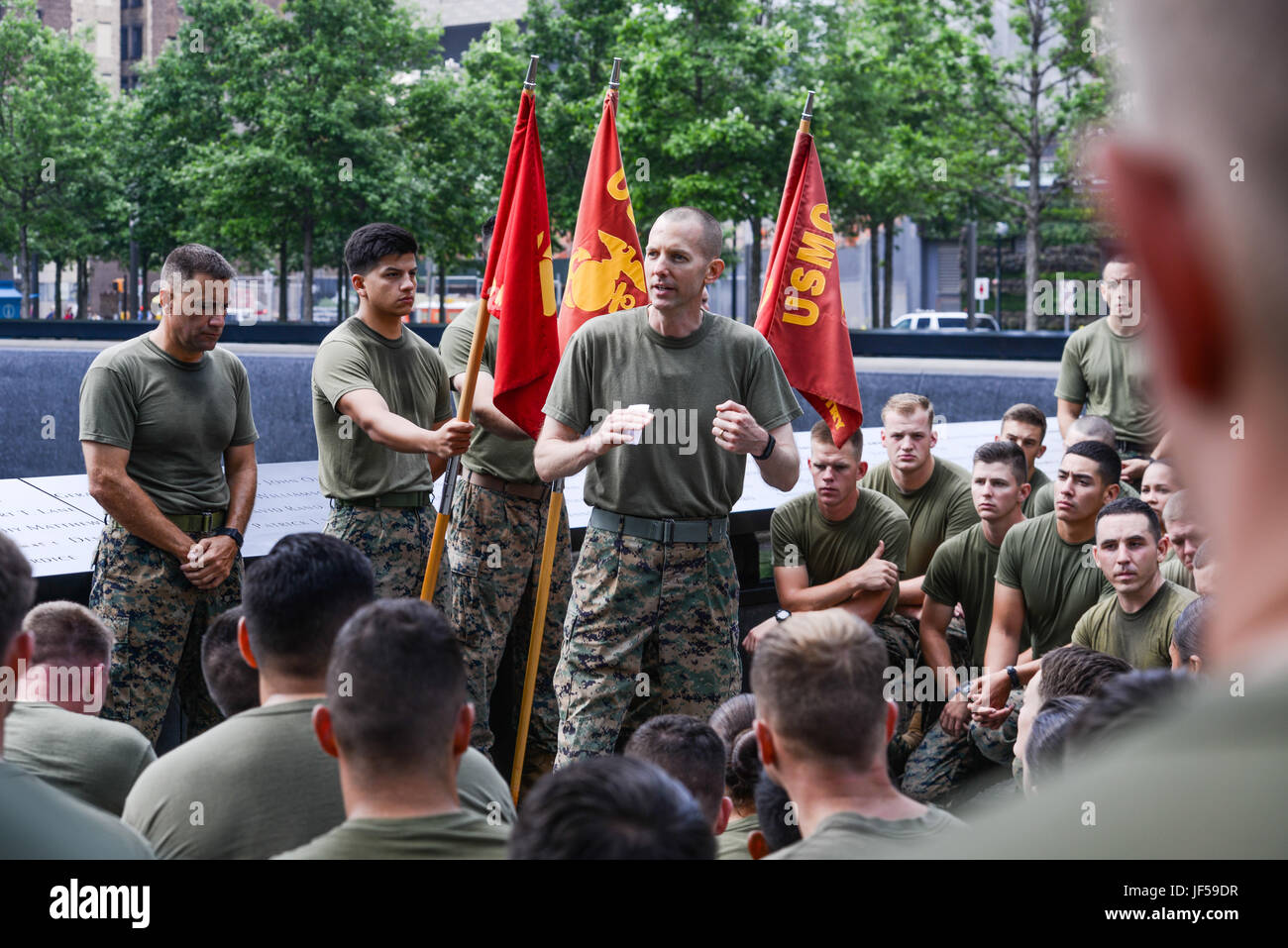 Il colonnello Matteo Reuter, il comandante per scopi speciali Air-Ground Marine Task Force New York, parla di Marines, marinai e guardie costa circa l importanza del servizio, e di sacrificio, 28 maggio 2017, presso il 9/11 Memorial Plaza di New York. Marines, marinai e la costa guardie hanno partecipato nel 2017 Libertà Esegui per onorare la perdita di vite umane in 9/11 di attacchi terroristici. (U.S. Marine Corps photo by Lance Cpl. Troy Saunders) Foto Stock