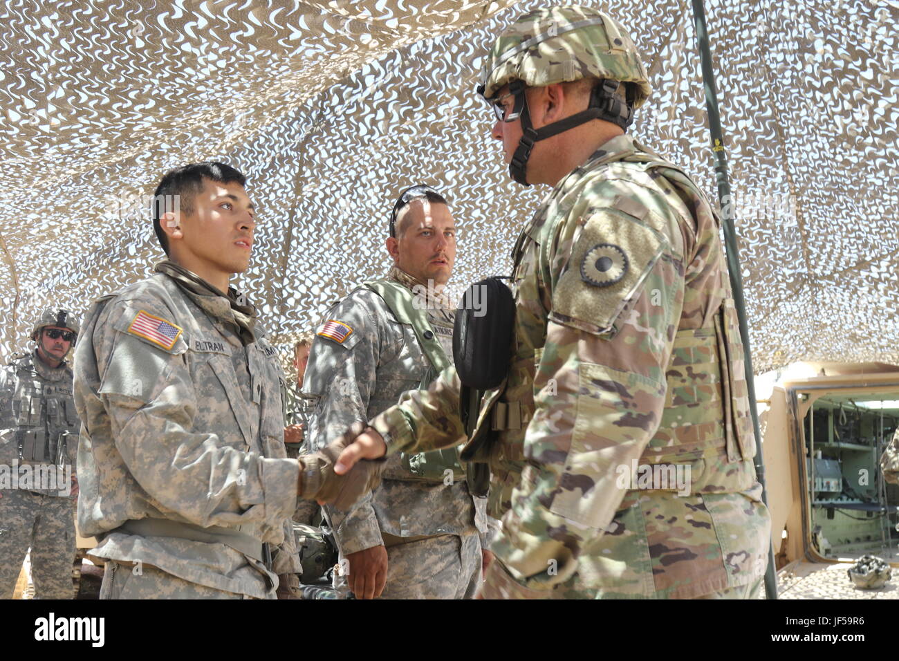 Il Mag. Generale Lee Tafanelli, l aiutante generale del Kansas, presenta una moneta a Spc. Pedro Beltran e Sgt. Nicholas Watkins del 2d battaglione, 137reggimento di fanteria dell'esercito Kansas la Guardia Nazionale per l'assunzione di ruoli di leadership mentre nel campo, 28 maggio 2017 presso il National Training Center a Fort Irwin, California. (Mississippi Guardia Nazionale foto di Sgt. DeUndra Brown, 102d affari pubblici distacco) Foto Stock