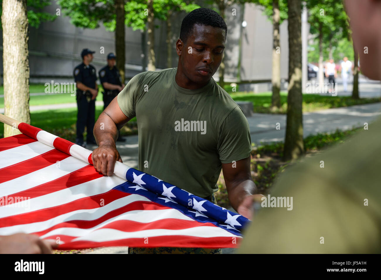 Il sergente Dave Bratcher, nativo di Mount Vernon, N.Y., piega la bandiera americana dopo avere il privilegio di svolgere durante il 2017 Libertà eseguire, 28 maggio 2017. Marines, marinai e la costa guardie hanno partecipato all'esecuzione di onorare le vite perdute in 9/11 di attacchi terroristici. (U.S. Marine Corps photo by Lance Cpl. Troy Saunders) Foto Stock