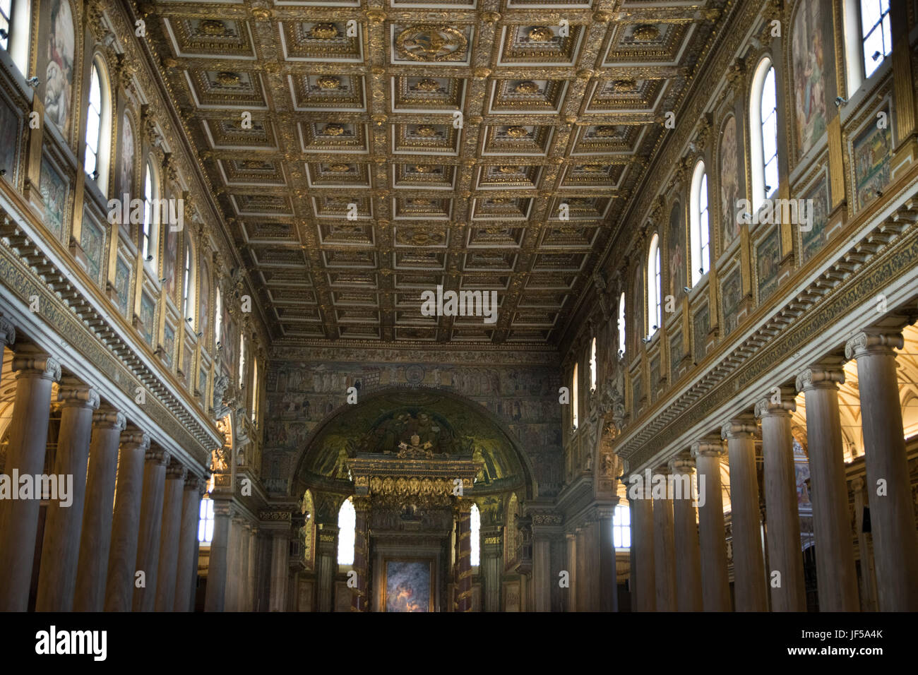 Roma, Italia - 01 giugno 2017: vista generale dell'altare nella Basilica Papale di Santa Maria Maggiore. Luxury Gold decorazione Foto Stock