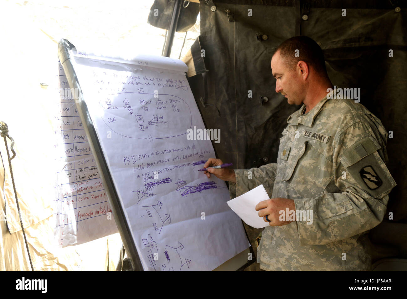 Il Mag. Charles Moss, con 2d battaglione, 198th reggimento blindato, Mississippi Esercito Nazionale Guardia, piani per una manovra di Maggio 29, 2017 a Fort Irwin, California. (Mississippi Guardia Nazionale foto di Sgt. DeUndra Brown, 102d affari pubblici distacco) Foto Stock