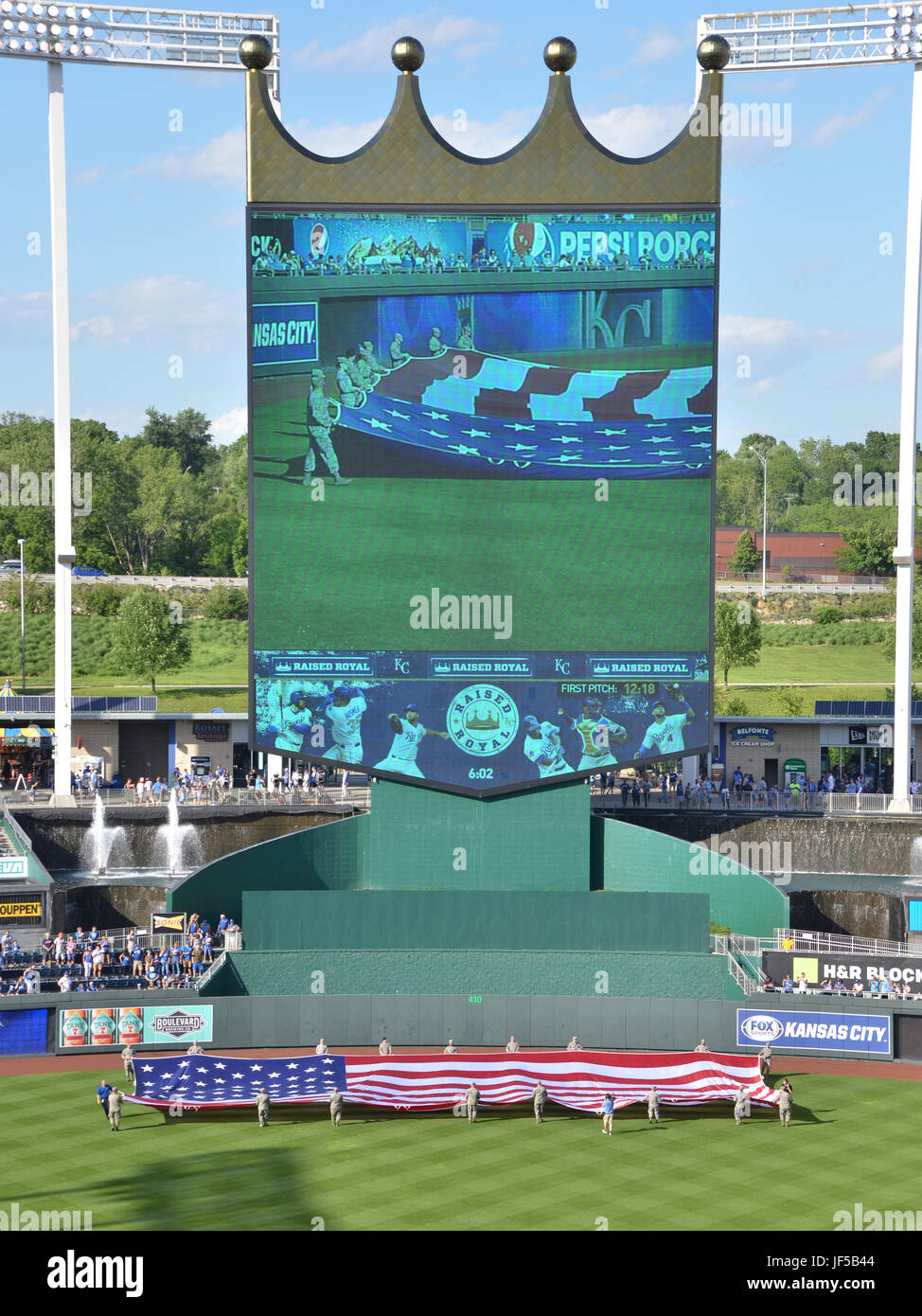Gli aviatori della Whiteman Air Force base, Missouri, mostrarono la bandiera americana durante le cerimonie di apertura della partita di baseball dei Royals vs. Tigers al Kauffman Stadium, Kansas City, Missouri, il 29 maggio 2017. L'evento ha onorato i membri di tutte e cinque le filiali militari degli Stati Uniti per il Memorial Day. Foto Stock