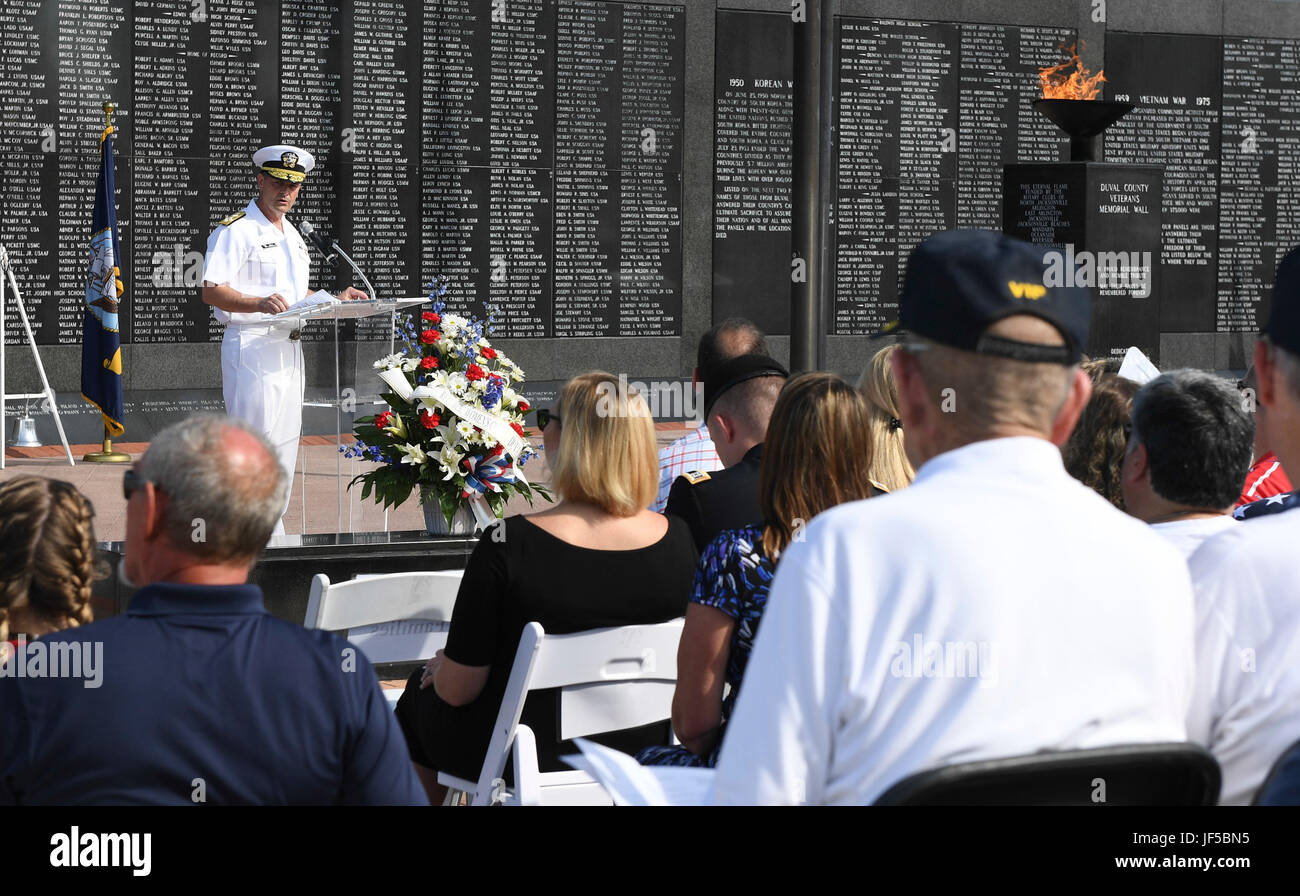 170529-N-TP832-101 Jacksonville, Florida (29 maggio 2017) Vice Capo di operazioni navali Adm. Bill Moran, offre commento durante un giorno memoriale della cerimonia presso la città di Jacksonville e il Memoriale dei Veterani di parete. La parete che rende omaggio ai caduti i membri del servizio che ha chiamato Jacksonville home, ospitato militari e città leader, veterani e quasi 3.000 ospiti patriottica che si sono riuniti per pagare il loro rispetto a coloro che hanno dato l'ultimo sacrificio per la loro nazione. (U.S. Foto di Marina di Massa lo specialista di comunicazione di terza classe Michael Lopez /rilasciato) Foto Stock