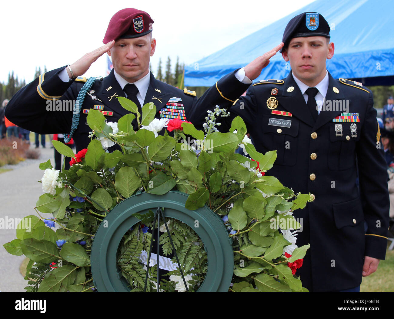 Stati Uniti Esercito Alaska capo del personale Col. Scott verde e Sgt. William Nickoloff della 307th Expeditionary Battaglione di segnale salutare durante una ghirlanda di presentazione può 29 in un giorno memoriale della cerimonia al Fort Richardson Cimitero nazionale su base comune Elmendorf-Richardson, Alaska. (Foto di Maria M. Rall/STATI UNITI Esercito Alaska Affari pubblici) Foto Stock