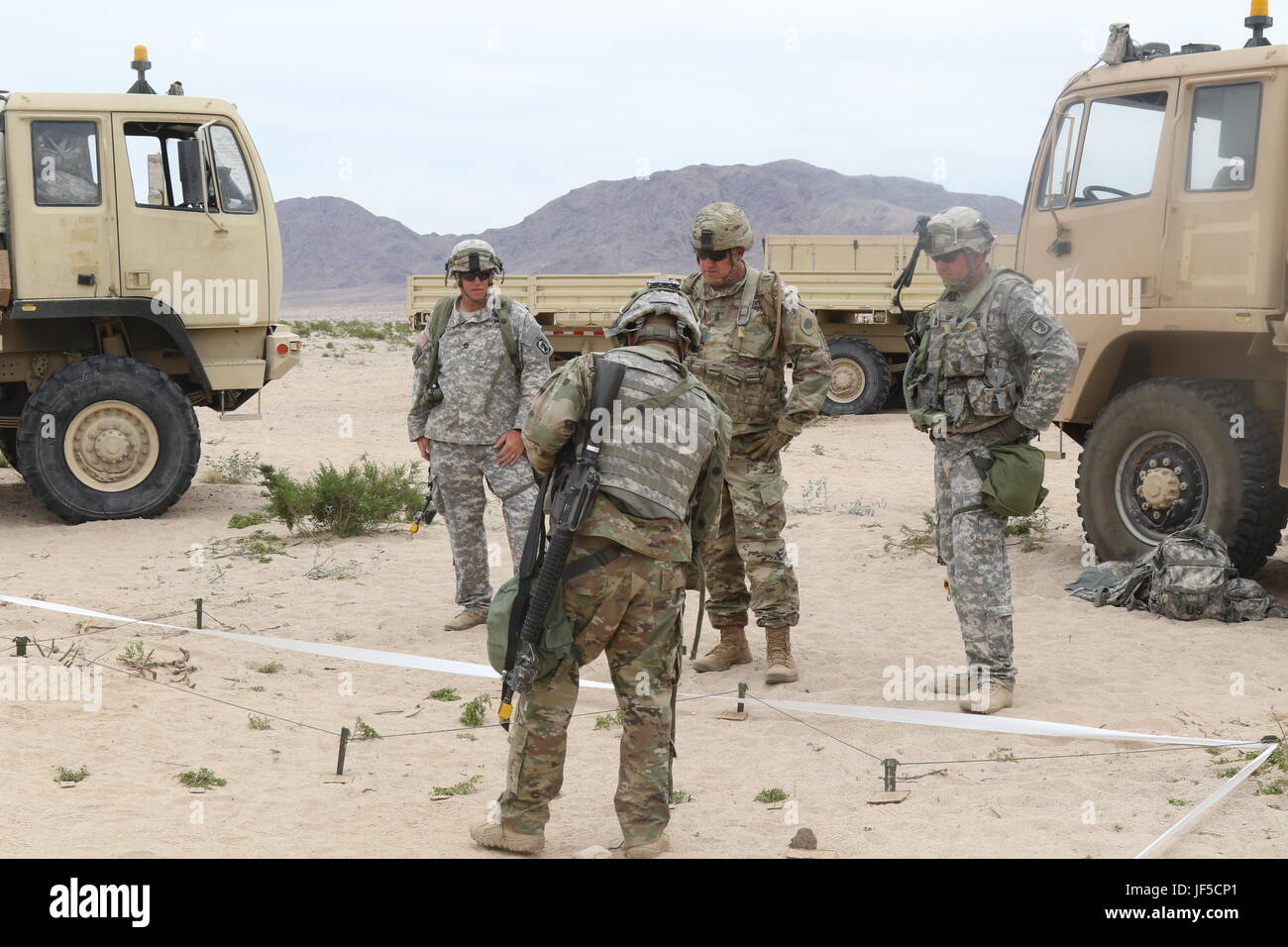 Il comando Sgt. Il Mag. Sean Carney, membro del comando sergente maggiore dell'Illinois, ottiene un briefing al tavolo di sabbia, da soldati dell esercito Illinois Guardia Nazionale Il 31 maggio 2017, a Fort Irwin, California. (Mississippi Guardia Nazionale foto di Sgt. DeUndra Brown, 102d affari pubblici distacco) Foto Stock