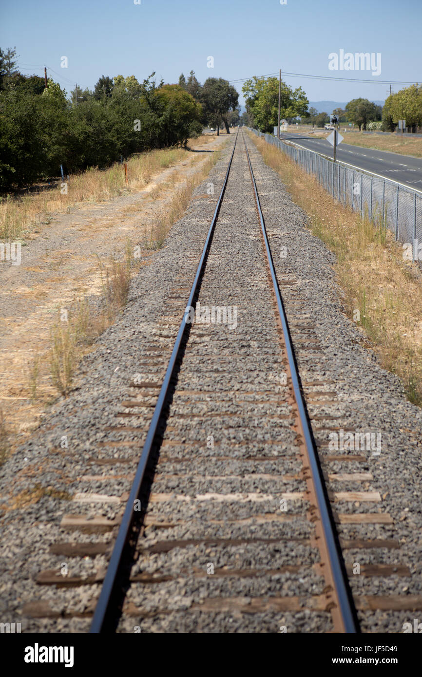 Binari del treno che corre attraverso il centro e Napa Napa Valley. Foto Stock