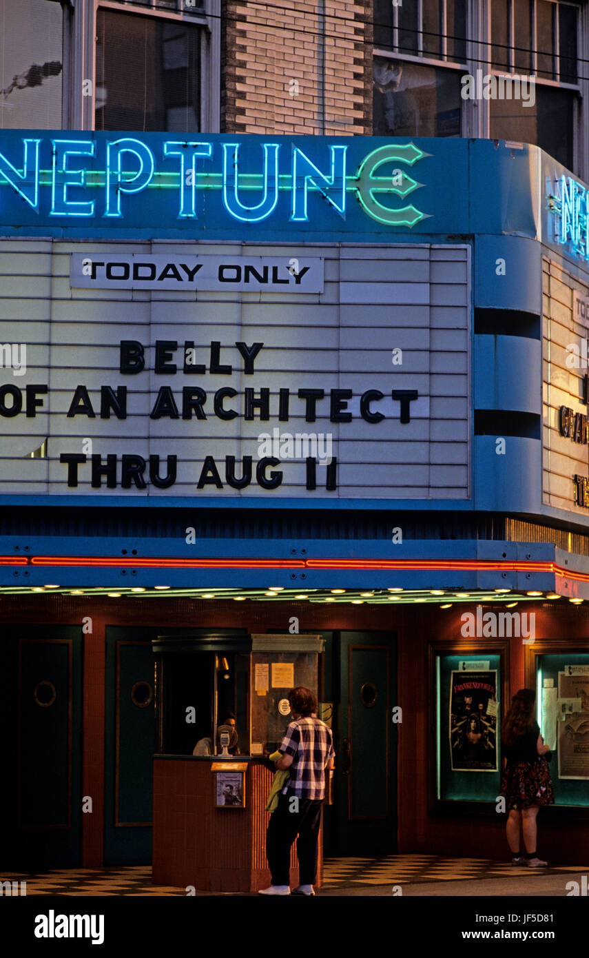 Tramonto con Neptune Theatre, insegne al neon davanti al teatro quartiere universitario a Seattle nello Stato di Washington STATI UNITI D'AMERICA Foto Stock