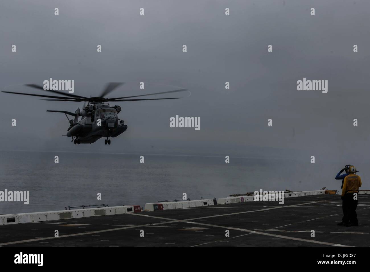 Oceano Pacifico - un CH-53E Super Stallion si avvicina il ponte di volo della USS San Diego (LPD 22) per deliever il personale e le attrezzature durante l'esercizio di certificazione, 31 maggio 2017. CERTEX è la finale in mare periodo di formazione per certificare il quindicesimo Marine Expeditionary Unit e America anfibio gruppo pronto in preparazione per la loro prossima distribuzione. Il velivolo è con Marine mezzo squadrone Tiltrotor 161 (rinforzato) attaccata al XV MEU. (U.S. Marine Corps foto di Cpl. Timoteo Valero) Foto Stock