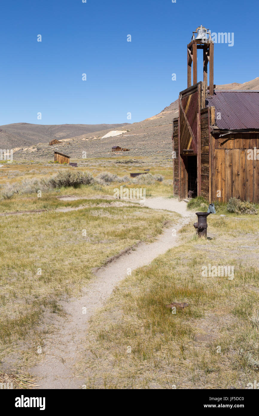 Un sentiero battuto che conduce alla abbandonata la stazione dei vigili del fuoco in Bodie Ghost Town. Foto Stock