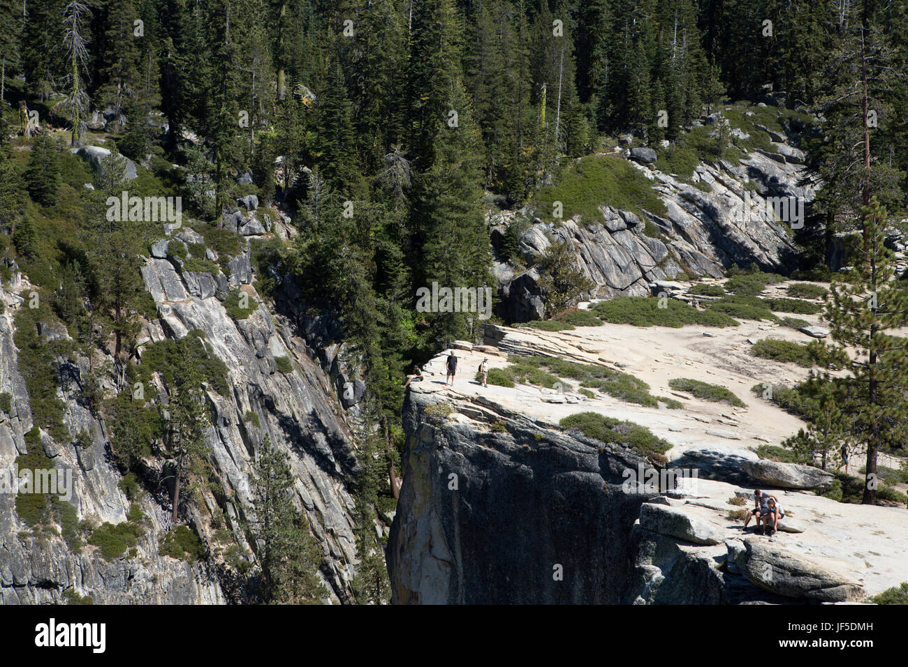 A Taft punto sentiero escursionistico di picco, numerosi escursionisti a piedi e poggiare sul bordo di una scogliera che conduce alla valle di Yosemite. Foto Stock
