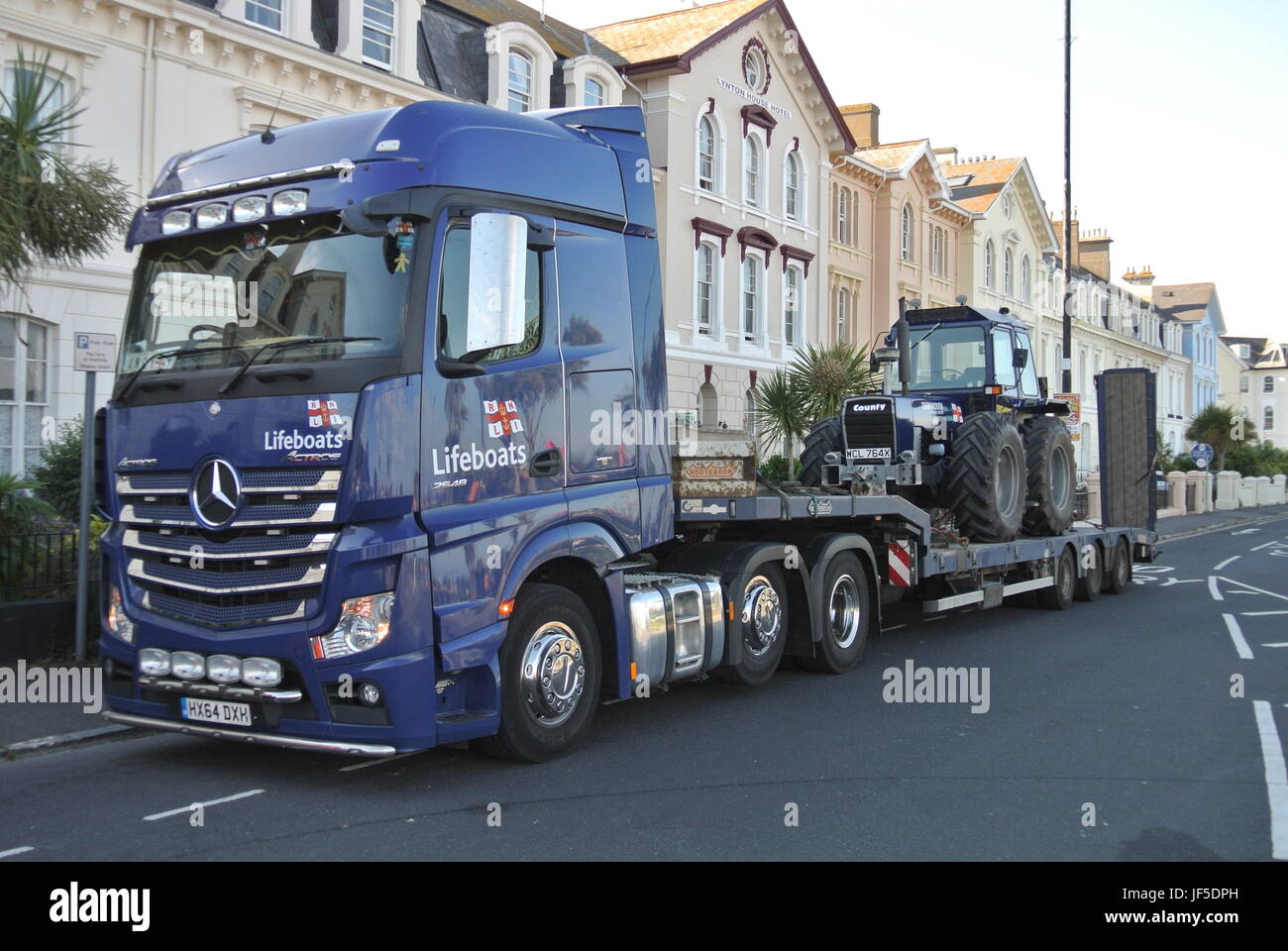 RNLI Mercedes Actros autocarro con sostituzione avviare il trattore per la Teignmouth scialuppa di salvataggio " Due Annes' Foto Stock