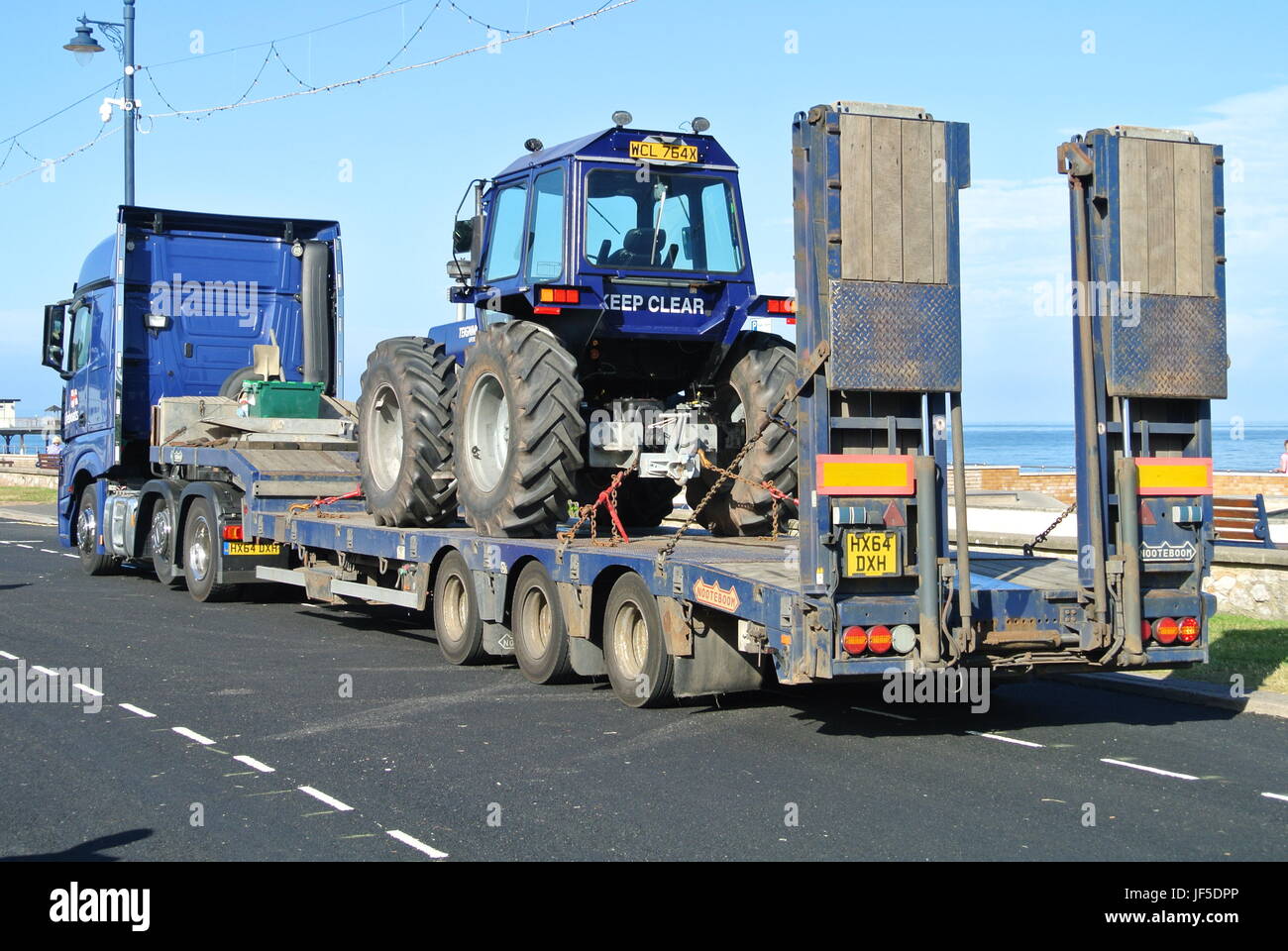 RNLI Mercedes Actros autocarro con sostituzione avviare il trattore per la Teignmouth scialuppa di salvataggio " Due Annes' Foto Stock