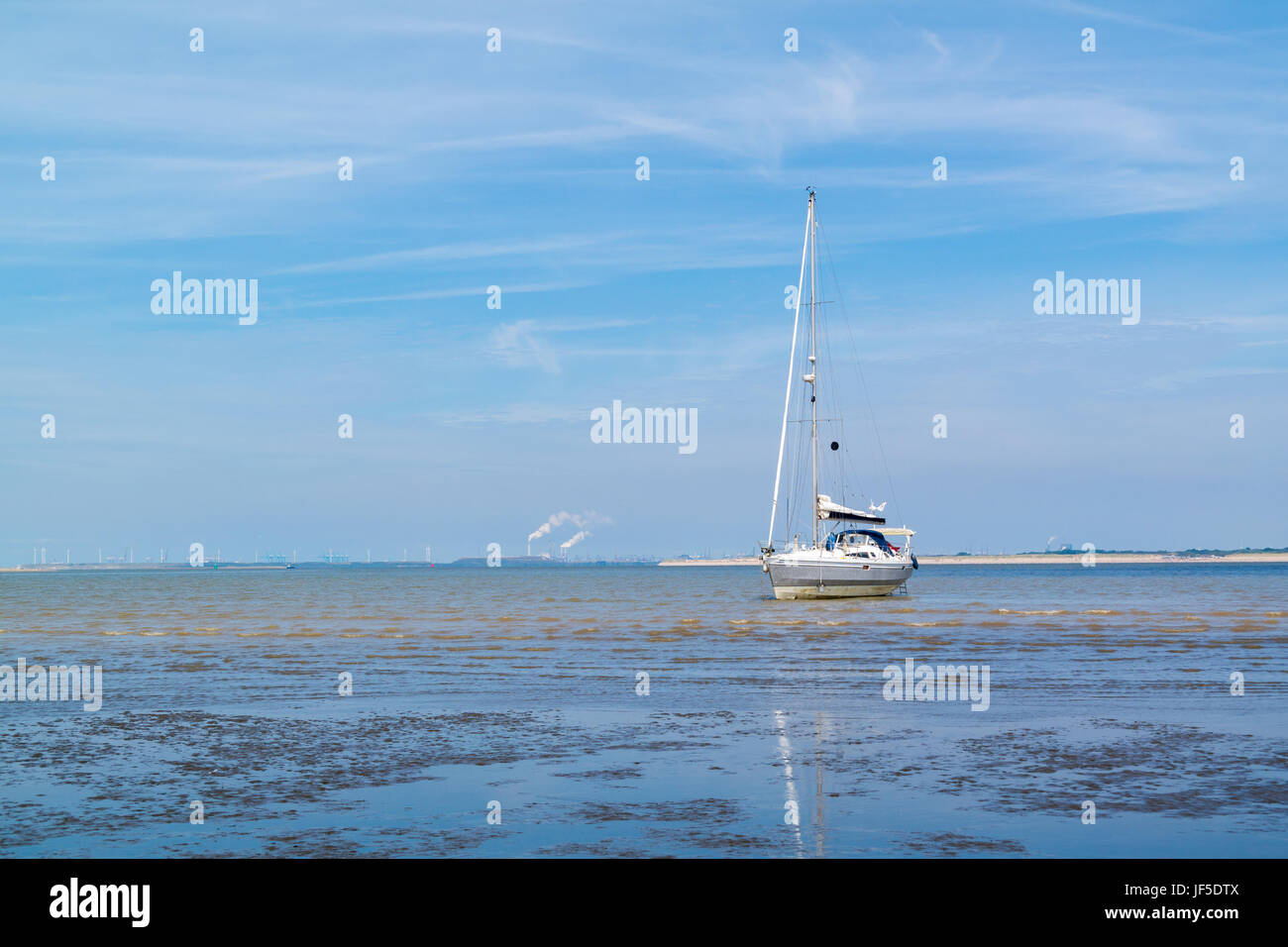 Barca a vela arenarsi su sandflat a bassa marea nei pressi di Maasvlakte e il porto di Rotterdam South Holland, Paesi Bassi Foto Stock
