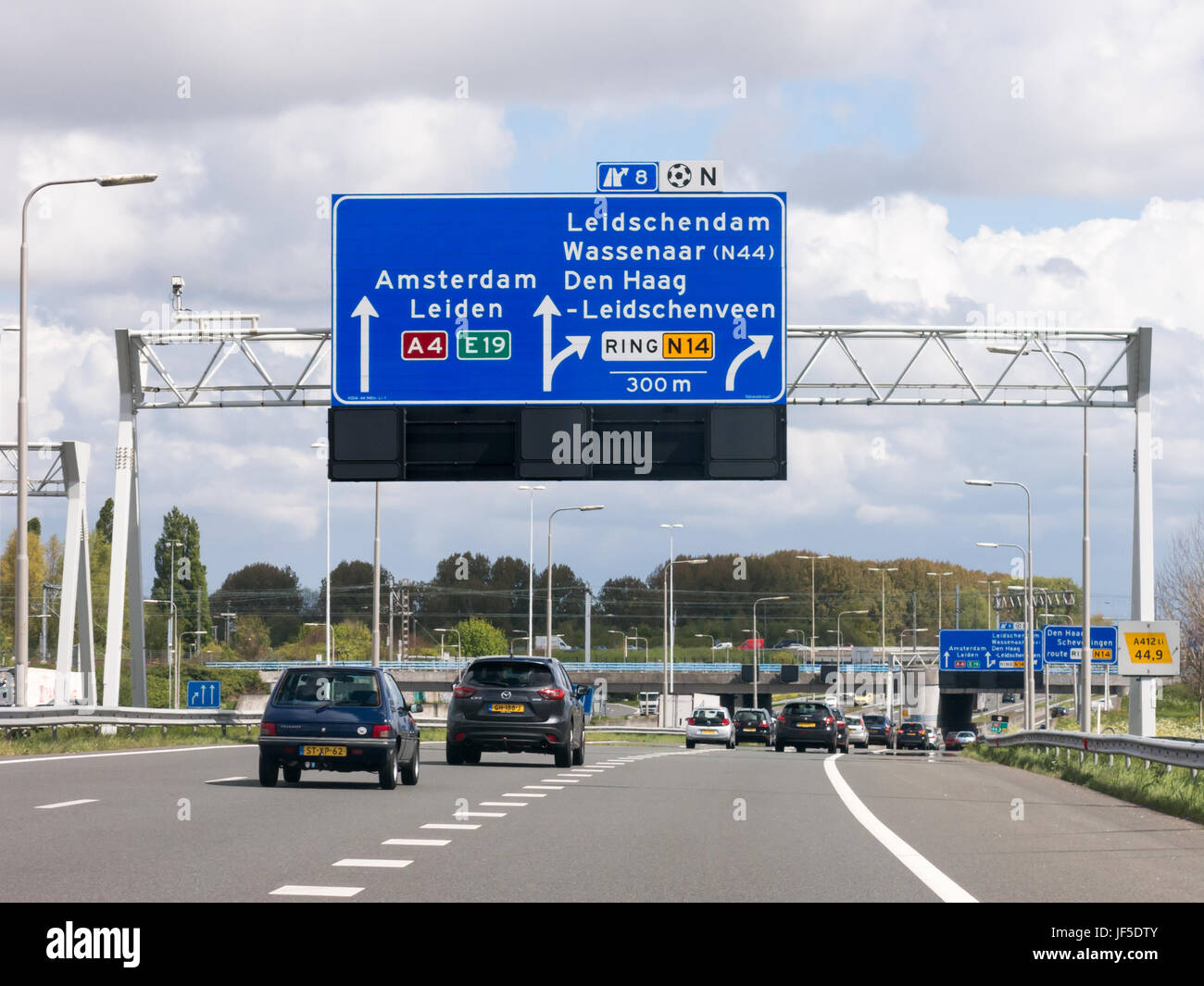 Il traffico su autostrada A4 e overhead informazioni sul percorso di segni, l'Aia, Olanda meridionale, Paesi Bassi Foto Stock