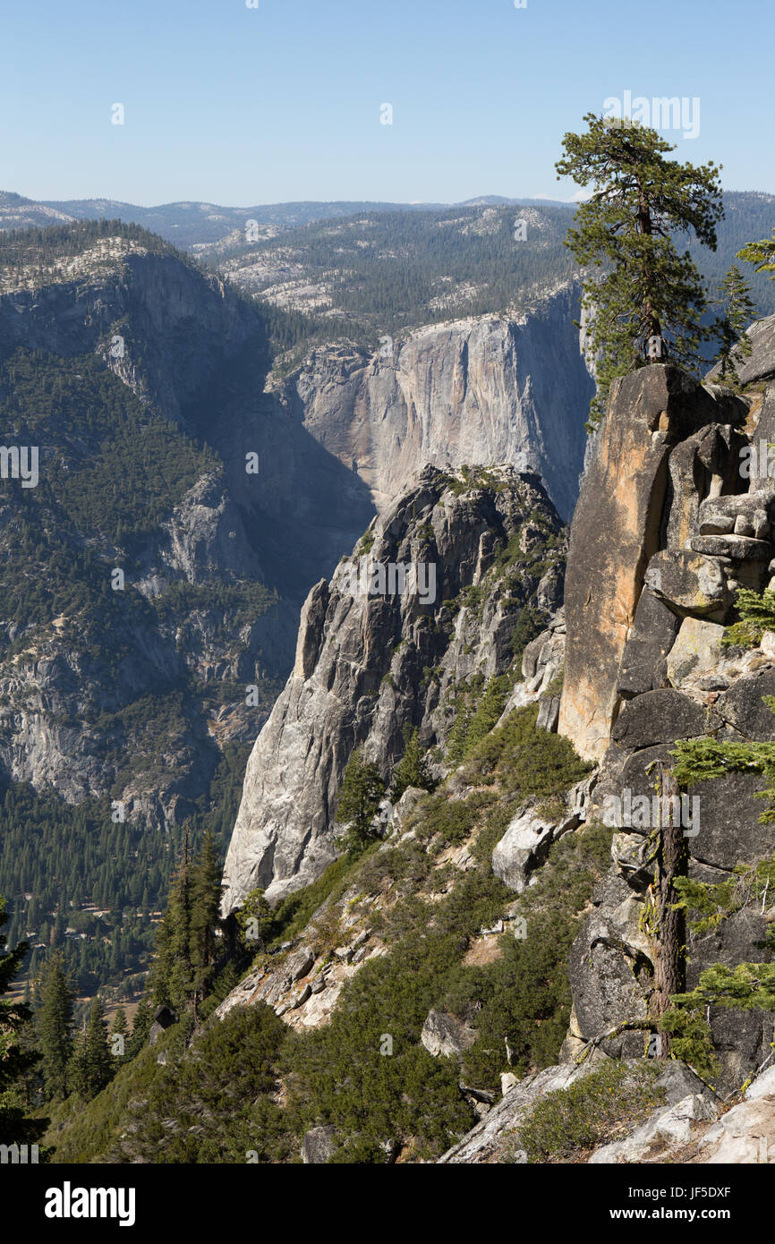 Una vista delle formazioni rocciose e la valle di Yosemite dal sentiero che conduce a Sentinel Dome. Foto Stock