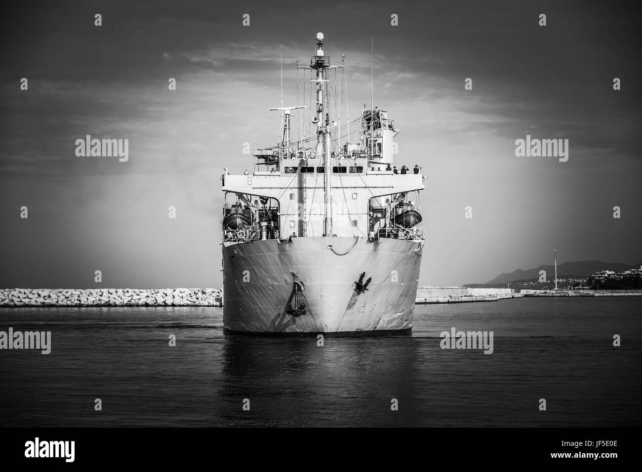 EL CAMINO ESPANOL, nave spagnola arrivo a Alexandroupolis mare- Port-Greece. Greco le forze armate hanno contribuito insieme con la polizia locale e il mare-autorità portuali garantendo la sicurezza e il buon lo sbarco degli spagnoli veicoli militari e camion, il 01 giugno, 2017. Foto : Sargent Patsidis Isaak, Spagnolo veicoli, mare - porto di arrivo, greco combattere la telecamera, locale ufficio per gli Affari Pubblici foto : Sargent Major Fountoukidis Georgios veicoli spagnolo, mare - porto di arrivo, greco combattere la telecamera, locale ufficio per gli Affari Pubblici Foto Stock