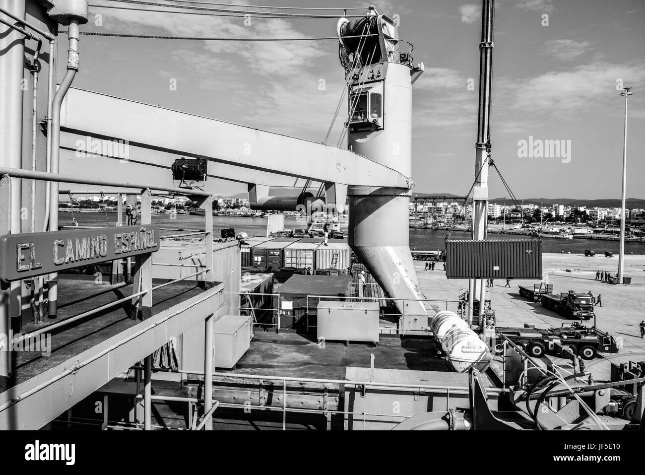 EL CAMINO ESPANOL, nave spagnola arrivo a Alexandroupolis mare- Port-Greece. Greco le forze armate hanno contribuito insieme con la polizia locale e il mare-autorità portuali garantendo la sicurezza e il buon lo sbarco degli spagnoli veicoli militari e camion, il 01 giugno, 2017. Foto : Sargent Patsidis Isaak, Spagnolo veicoli, mare - porto di arrivo, greco combattere la telecamera, locale ufficio per gli Affari Pubblici foto : Sargent Major Fountoukidis Georgios veicoli spagnolo, mare - porto di arrivo, greco combattere la telecamera, locale ufficio per gli Affari Pubblici Foto Stock