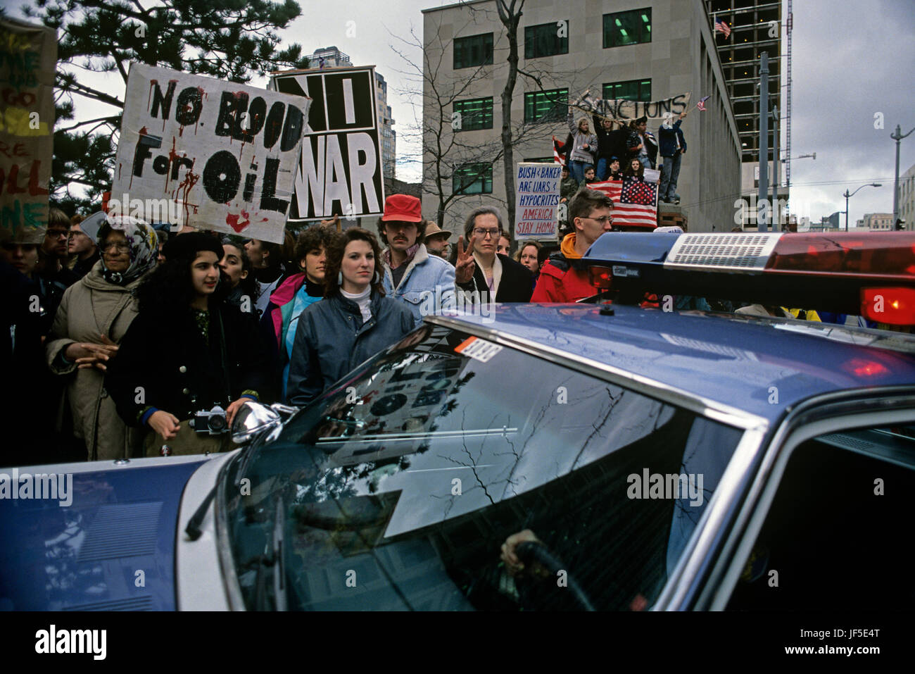 La guerra dimostranti presso l'edificio federale nel downtown di Seattle la protesta della US coinvolgimento nel Golfo Persico 15 gennaio scadenza 1991 Seattle WA Foto Stock