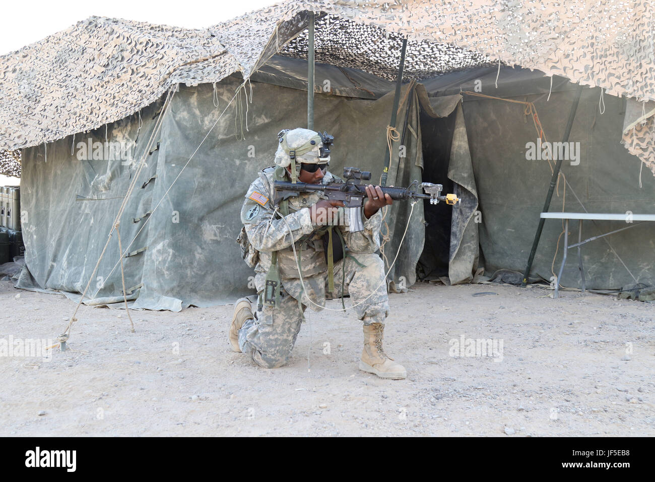 Il personale Sgt. Ray Gill, assegnato per la società B, 150° Battaglione ingegnere, Mississippi Esercito Nazionale Guardia, prende posizione di combattimento per impedire l'ingresso di un tactical operations center Giugno 3, 2017, a Fort Irwin, California. (Mississippi Guardia Nazionale foto di Sgt. DeUndra Brown, 102d affari pubblici distacco) Foto Stock