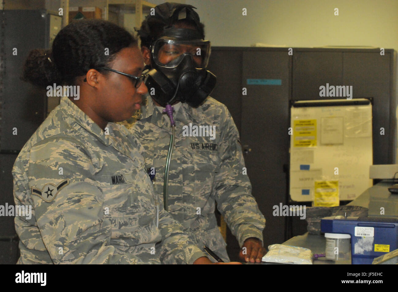 Airman Kiana Ward (sinistra), 916th Medicina Aerospaziale Squadron, assiste Airman Keyonna Davis (a destra), 916th squadrone di manutenzione, con la sua maschera fit test durante una unità di formazione esercizio di gruppo nel mese di giugno. Ward utilizza un Portacount, una protezione di valutazione dello strumento di prova per testare la durata della maschera a gas. Il Portacount misura la quantità di aria che è schermato dalla maschera per garantire che non vi siano elementi esterni di ottenere nella maschera. (U.S. Air Force foto di Tech. Sgt. Terrica Y. Jones) Foto Stock