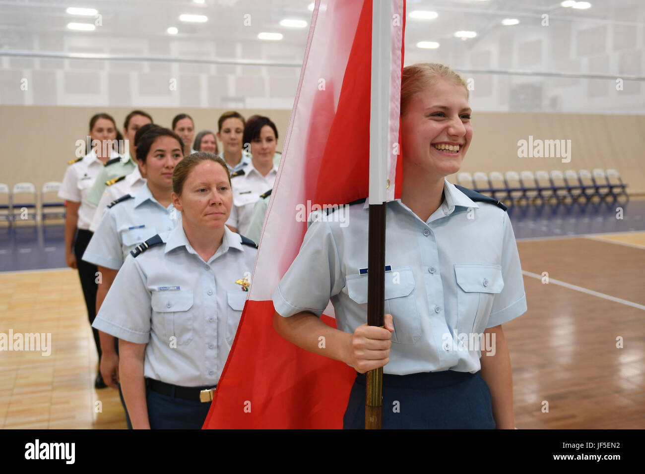 170603-N-UK306-025 Jacksonville, Florida (Giugno 3, 2017) Compeititors ftom Team Canada prende parte alla cerimonia di apertura del XVIII Conseil International du Sport Militaire (CISM) militare mondiale femminile di pallavolo campionato a Naval Station Mayport. Squadre provenienti da Stati Uniti, Canada, Cina, Germania e i Paesi Bassi dovranno competere giugno 4-9, mentre la promozione di attività di pace e di solidarietà tra gli atleti. (U.S. Foto di Marina di Massa lo specialista di comunicazione 2a classe Timoteo Schumaker/rilasciato) Foto Stock