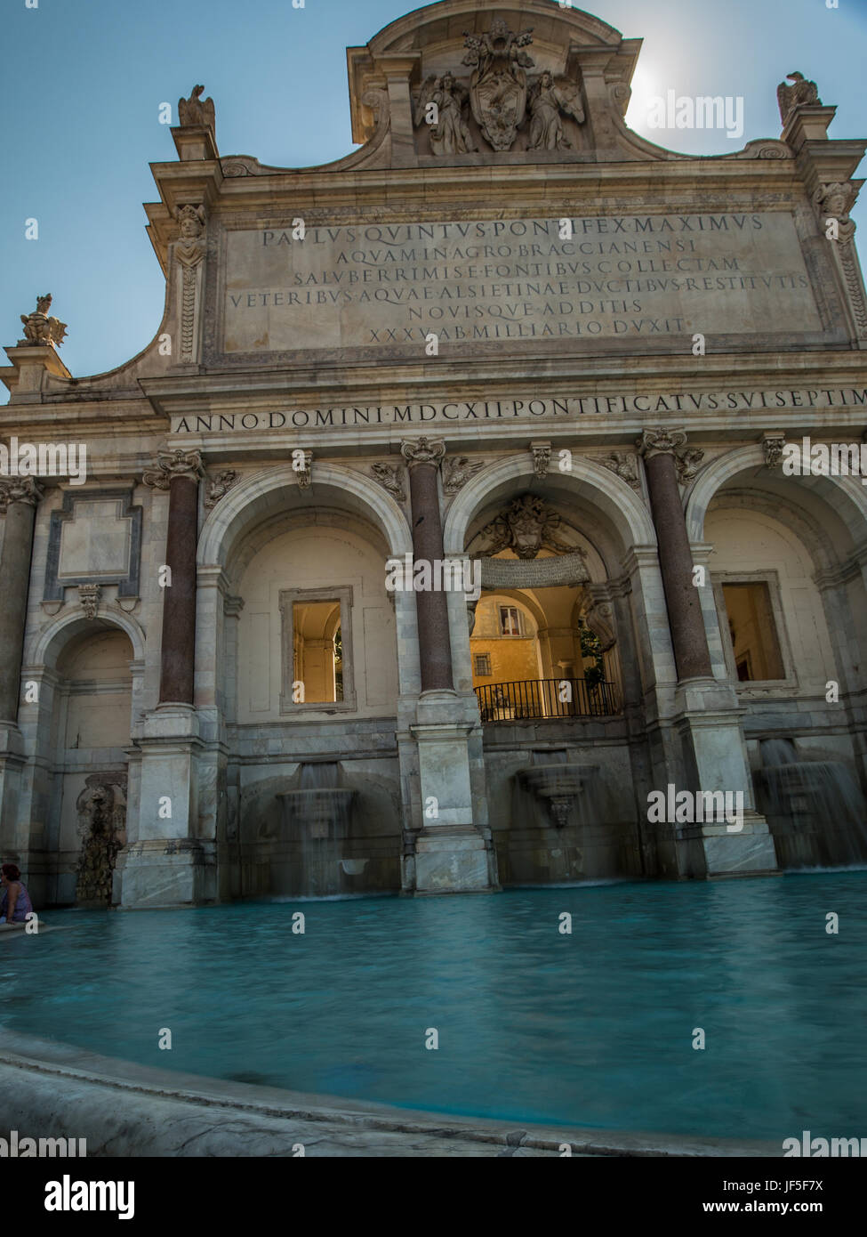 Fontana dell'Acqua Paola noto anche come il fontanone ("la grande fontana")  situato sul colle del Gianicolo, in Roma, Italia Foto stock - Alamy