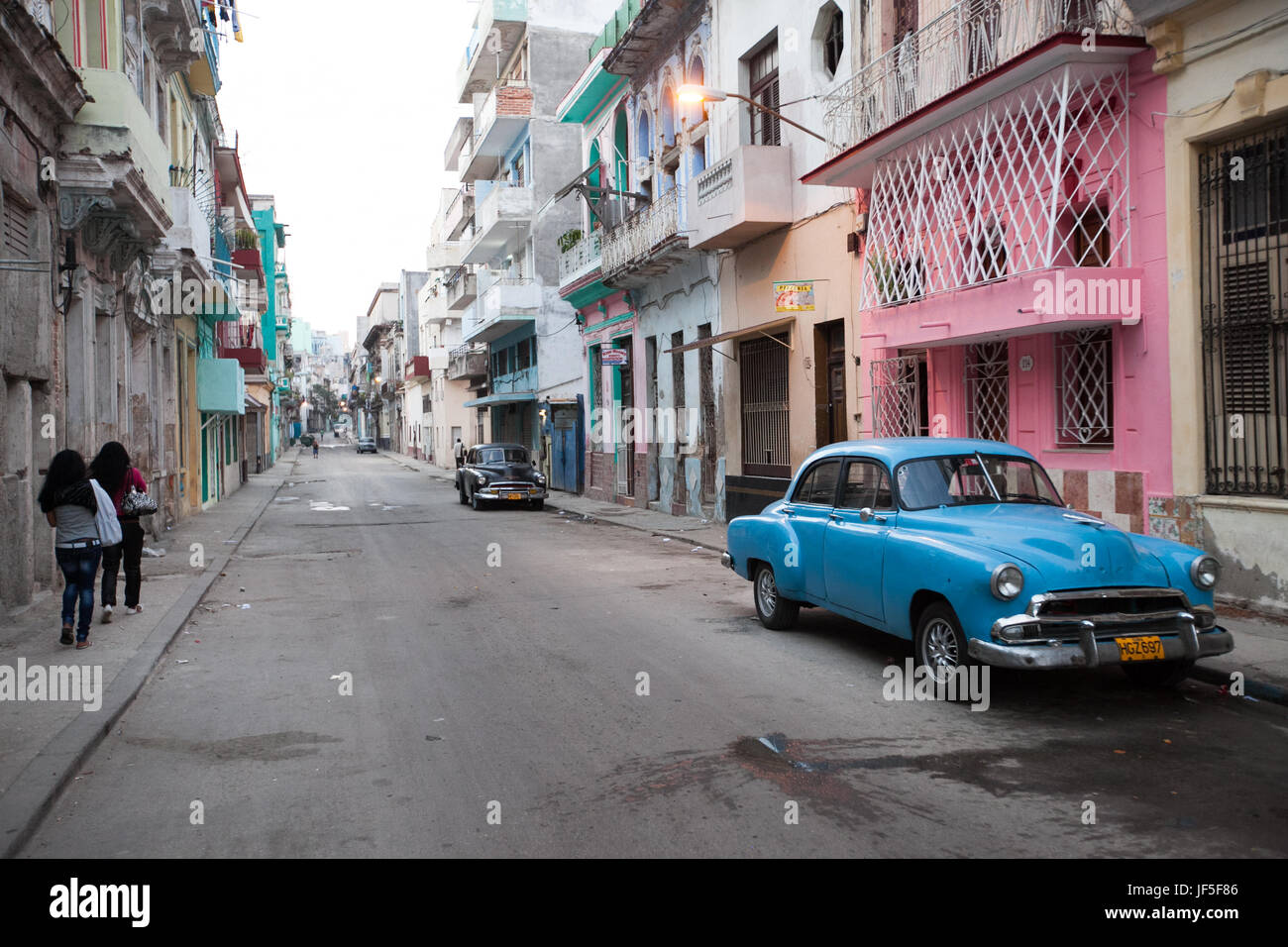 Una scena di strada, con classiche vetture americane, nel centro di Havana. Foto Stock