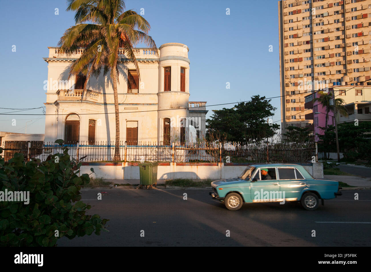 In Avana, una vista di alloggiamento tipiche, appartamento architettura e una vecchia auto. Foto Stock
