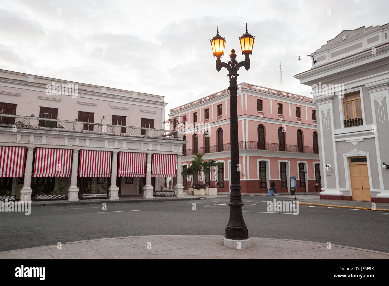 Architettura cubana su una strada tranquilla nel centro storico di Cienfuegos. Foto Stock