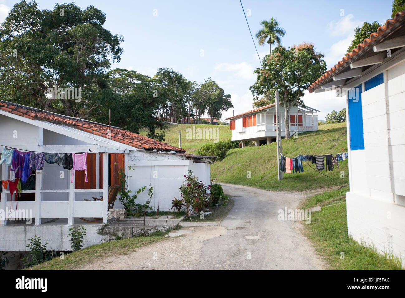 Case in una comunità di artisti e missioni stand sul versante di una collina si trova al di fuori dell Avana. Foto Stock