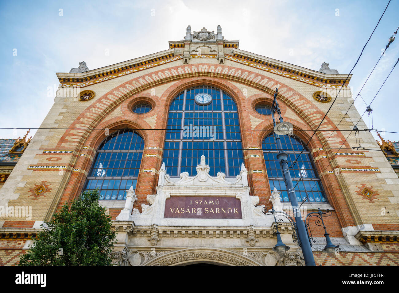 Nome sign sopra la porta di ingresso al mercato coperto presso il Central Market Hall (Vasarcsarnok), al fine di Vaci ucta, Pest, Budapest, la città capitale di Ungheria Foto Stock