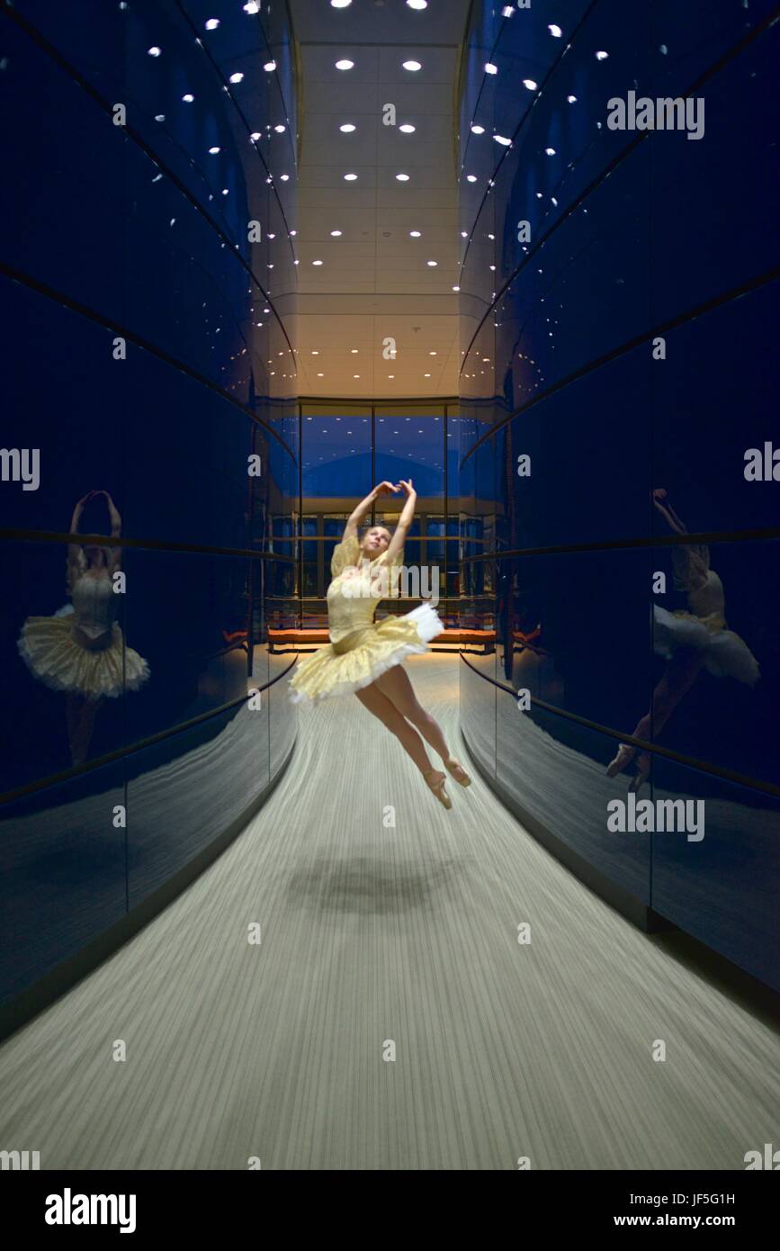 Una ballerina di danza nel nuovo edward P. Evans Hall presso l Università di Yale. Foto Stock