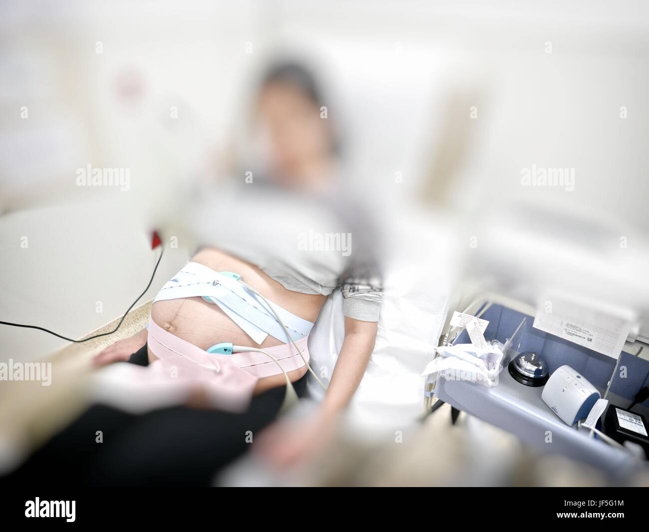 Una 41-settimana incinta Donna ispanica avente un monitor fetali non-stress test, NST. Foto Stock