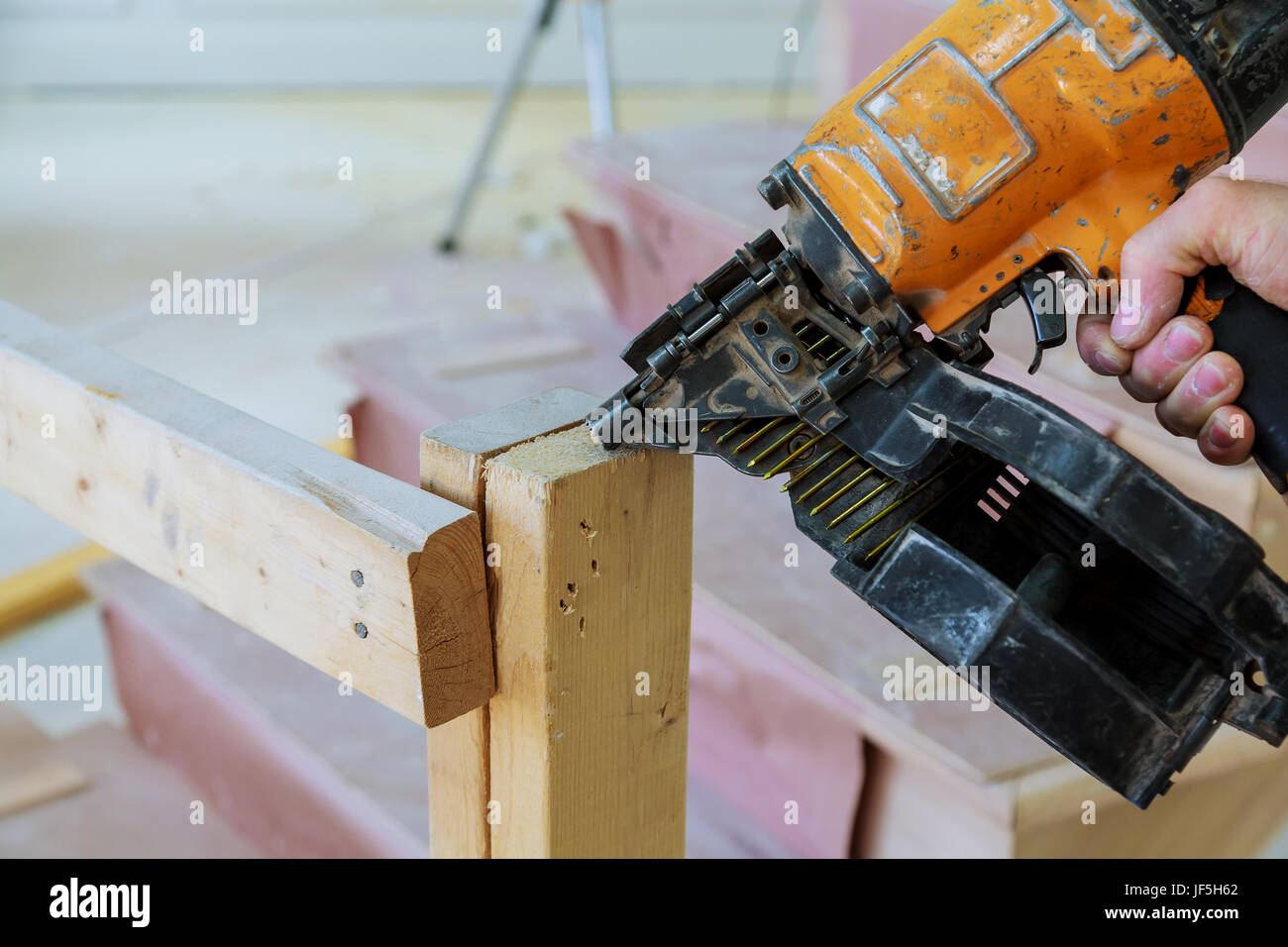 Costruzione di pistola spara chiodi nella parete in legno Foto stock - Alamy