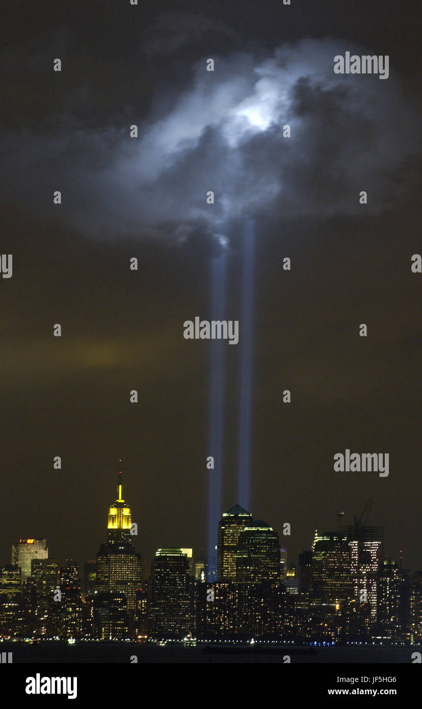 040909-C-3948H-001 New York City, N.Y. (Sett. 9, 2004) - come l'anniversario dell'11 settembre 2001 attentato terroristico si avvicina, una prova del tributo nel memoriale di luce illumina una nuvola che passa sopra la parte inferiore di Manhattan. Le torri gemelle di luce, fatta di 44 proiettori vicino ÒGround Zero,Ó sono destinate a rappresentare i caduti torri gemelle del World Trade Center. A seconda delle condizioni climatiche e le colonne di luce può essere visto per almeno venti miglia intorno al centro commerciale complessa. Stati Uniti Coast Guard foto di affari pubblici in seconda classe Mike Hvozda Foto Stock