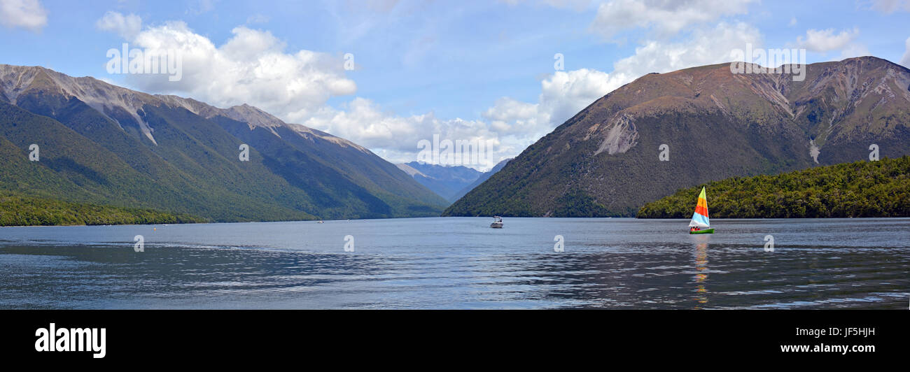 Lago Rotoiti nel Nelson Distretto dei Laghi, Nuova Zelanda Panorama. Popolare con i turisti per il nuoto e baoting in estate. Foto Stock