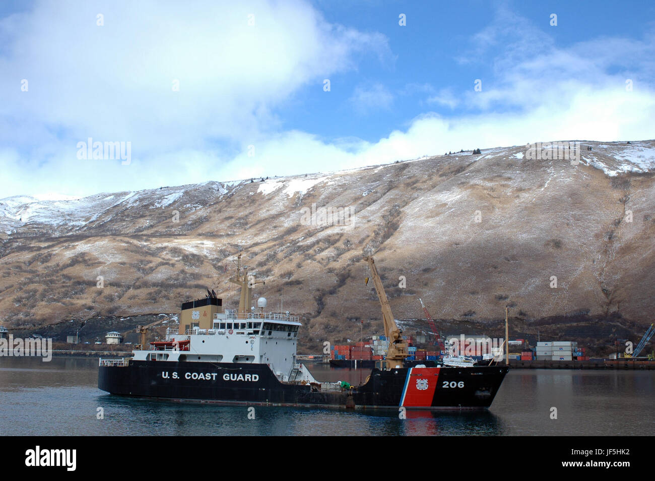KODIAK, Alaska (18 aprile 2006)--l'equipaggio del guardacoste SPAR restituisce al molo dopo passando attraverso la loro pronta per la prova in mare Donna's Bay nei pressi della Guardia Costiera Kodiak di base. L'equipaggio è stato in un bacino di carenaggio per diverse settimane e necessari per mettere in pratica le loro competenze prima di tornare al mare nelle prossime settimane. L'equipaggio eseguite diverse esercitazioni all'interno della nave e praticato a lavorare una boa. Il longherone di equipaggio mantiene boe e AIDS-per-la navigazione e conduce Homeland Security, marittima Applicazione della legge, di difesa e di operazioni di ricerca e salvataggio di assistenza. USCG foto di PA3 Christopher D. Foto Stock