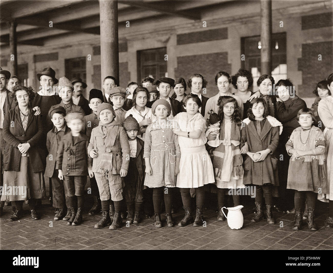 Figli di immigrati, Ellis Island, New York. Fotografia: Brown fratelli, ca. 1908 dal record del servizio sanitario pubblico degli Stati Uniti Foto Stock