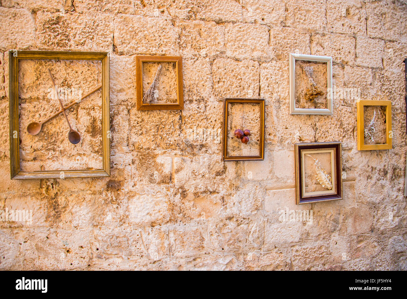 Decorazioni sulla parete esterna di un ristorante a Korcula in Croazia Foto Stock