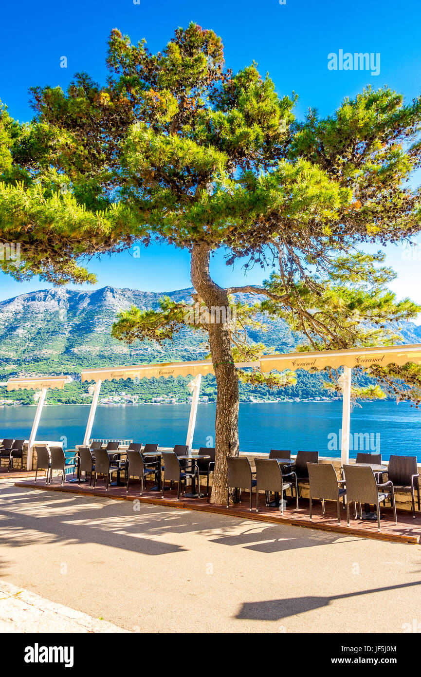 I ristoranti si trovano lungo le mura della città orientale. La vista mozzafiato sul Mar Adriatico e sulla terraferma croata si trova nella vecchia città di Korcula, in Croazia Foto Stock
