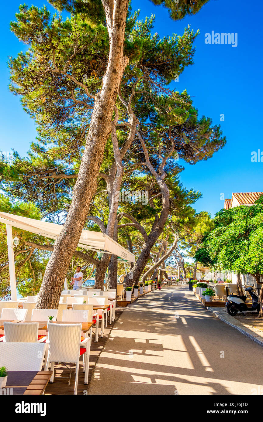 I ristoranti si trovano lungo le mura della città orientale. La vista sul Mar Adriatico, nella vecchia città di Korcula, in Croazia, è mozzafiato Foto Stock
