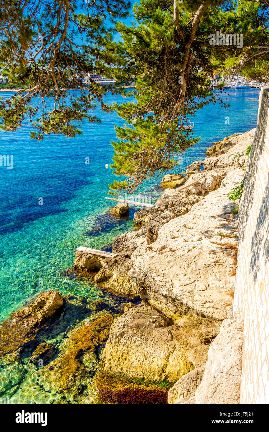 Le mura della città orientale di Korcula sono particolarmente impressionanti, con vista sul mare Adriatico e sulla terraferma della Croazia. Foto Stock