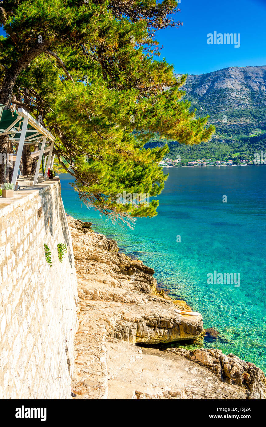 Le mura della città orientale di Korcula sono particolarmente impressionanti, con vista sul mare Adriatico e sulla terraferma della Croazia. Foto Stock