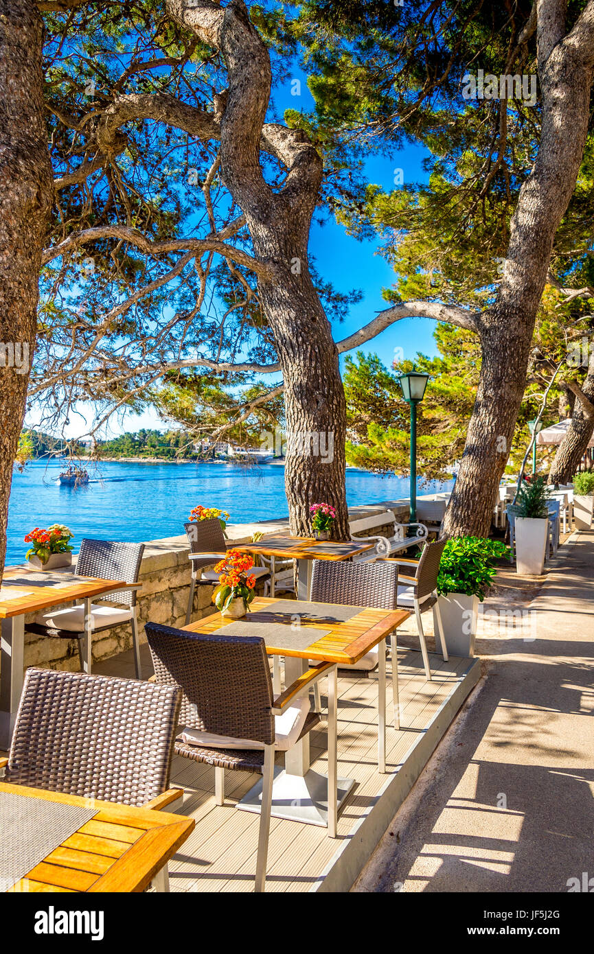 I ristoranti si trovano lungo le mura della città orientale. La vista sul Mar Adriatico, nella vecchia città di Korcula, in Croazia, è mozzafiato Foto Stock