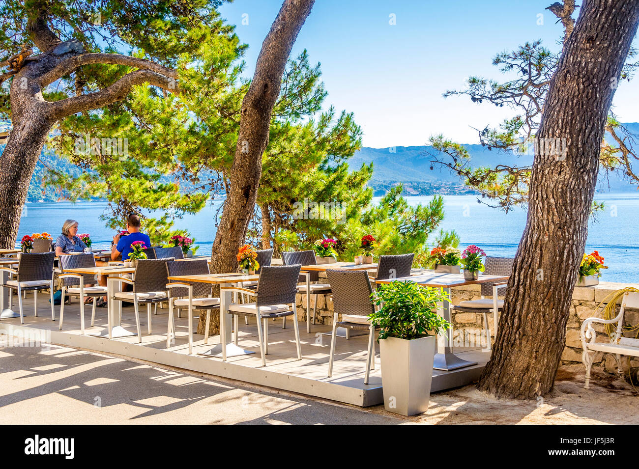 I ristoranti si trovano lungo le mura della città orientale. La vista sul Mar Adriatico, nella vecchia città di Korcula, in Croazia, è mozzafiato Foto Stock